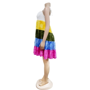 Dettaglio di un abito multicolore a balze con balze sfumate stratificate e spalline sottili
