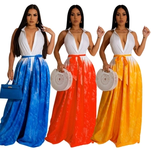 Drei Jumpsuits mit V-Ausschnitt und weitem Bein in Blau, Orange und Gelb mit Farbverlauf-Muster