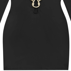Détail d'une robe moulante noire avec une boucle en métal doré en forme de serpent au col