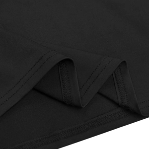 Détail de la couture double et de l'ourlet sur une robe moulante noire à col en V
