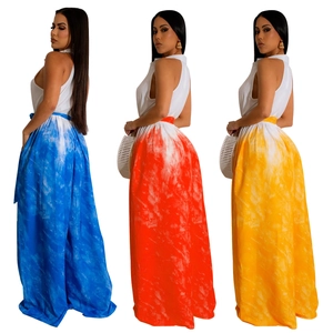 Zweiteiler für Damen mit weißem ärmellosem Oberteil und bunter Batik-Hose mit weitem Bein
