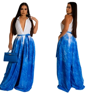 Detail eines eleganten ärmellosen V-Ausschnitt Jumpsuits mit blauem Batik-Bein und Taillenband