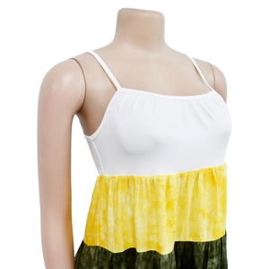 Dettaglio abito boho con top bianco, stampa tie-dye gialla e bordo verde oliva