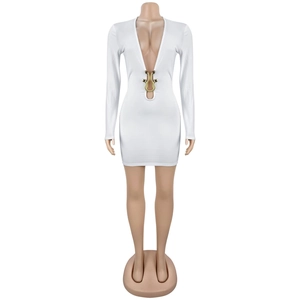 Détail de la robe blanche à col en V profond avec une boucle en métal doré en forme de serpent