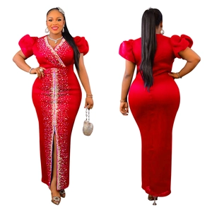 Dettaglio dell'abito lungo rosso con scollo a V, maniche a sbuffo e strass argentati