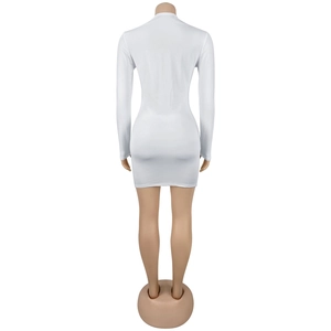 Vue arrière d'une robe moulante blanche à manches longues et col montant sur mannequin