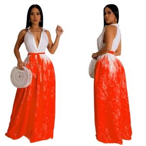 Detail eines weiß-orangen Tie-Dye-Jumpsuits mit V-Ausschnitt, ärmellos und mit Bindegürtel