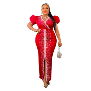 Dettaglio dell'abito da sera rosso con scollo a V, maniche a sbuffo e strass lucidi