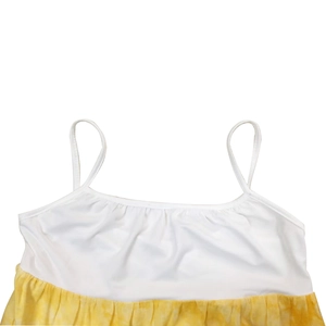 Dettaglio del vestito sfumato bianco e giallo con scollo increspato e spalline sottili