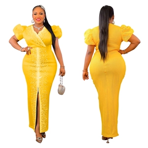 Dettagli del vestito lungo giallo con scollo a V, decorato con perle e paillettes