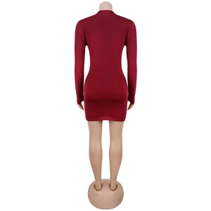 Vue arrière d'une mini robe moulante rouge foncé à manches longues sur un mannequin