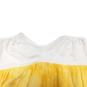 Dettaglio dell'abito estivo con scollo a V e stampa sfumata giallo limone su tessuto