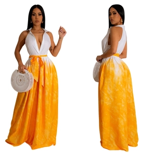 V-Ausschnitt ärmelloser Jumpsuit mit orangefarbenem Batikdruck und dekorativem Gürtel