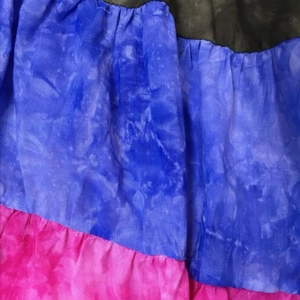 Vista macro dettagliata del tessuto tie-dye colorato con pieghe nei toni blu rosa e oliva