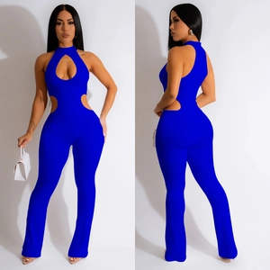 Combinaison licou bleue sexy avec découpes et pantalon évasé pour soirée tendance