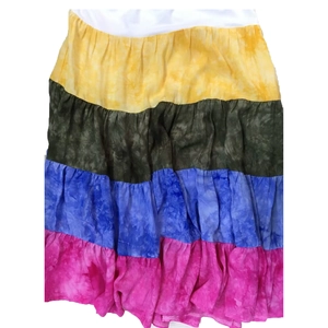 Dettaglio dell'abito a balze tie-dye sfumato in quattro colori con trama a pieghe