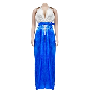 Detail der Taillenschleife an einem weiß-blauen Batik-Maxi-Jumpsuit mit V-Ausschnitt