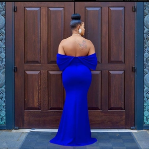 Elegante abito da sera a sirena blu reale con spalle scoperte e schiena scoperta