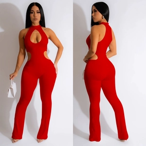 Combinaison pantalon rouge sans manches avec découpes et pantalon évasé chic