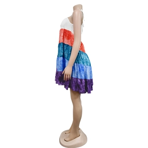 Dettaglio dell'abito corto a balze con sfumatura tie-dye colorata su manichino laterale