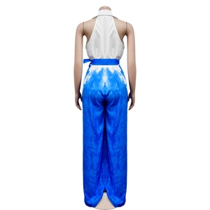 Detail der rückenfreien Neckholder-Oberteil und blau-weißen Tie-Dye Weitbein-Hose