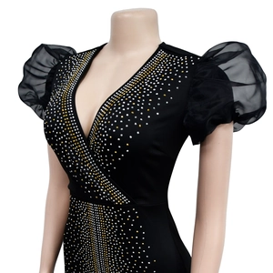 Dettaglio dell'abito con scollo a V con strass scintillanti e maniche a sbuffo in organza