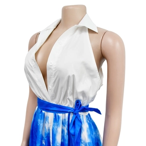 Detail des Batik-Jumpsuits mit weitem Bein, V-Ausschnitt und blauem Seidenband an der Taille
