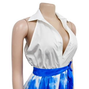 Detail der weißen Halterneck-Bluse mit V-Ausschnitt und hellblauem Bindegürtel am Bund