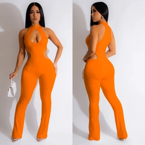 Vue détaillée de face et de côté d'une combinaison orange dos nu avec découpes à la taille