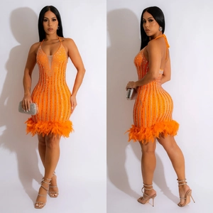 Robe moulante orange à dos nu avec strass verticaux et détails d'ourlet en plumes