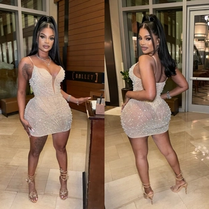 Robe courte moulante nude avec bretelles en tulle et ornements de strass et perles denses