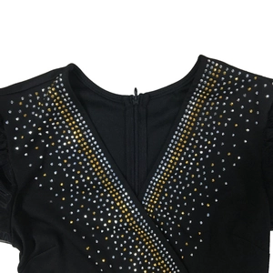 Dettaglio dello scollo a V con strass argento e oro e cerniera posteriore sul vestito
