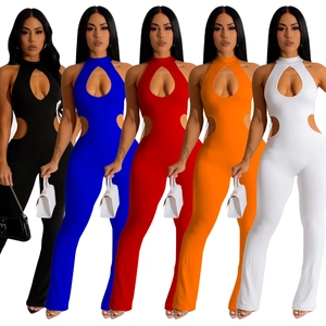 Détail de combinaisons dos nu découpées en noir bleu rouge orange et blanc vif