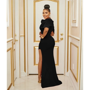 Détail de la fente latérale haute sur une robe de soirée noire élégante à col en V
