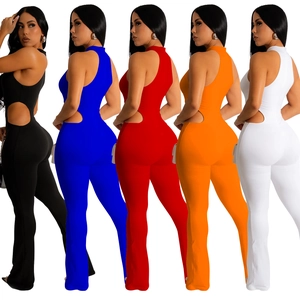 Combinaison licou chic pour femme avec découpes et pantalon évasé en cinq coloris unis