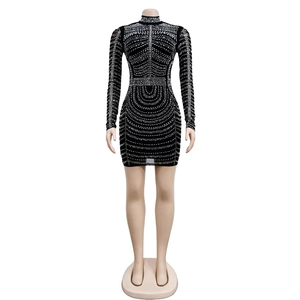 Detail des schwarzen Minikleids mit silbernem Strass und geometrischen Mesh-Mustern