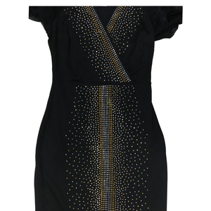 Dettaglio dello scollo a V con strass geometrici oro e argento sul vestito nero aderente