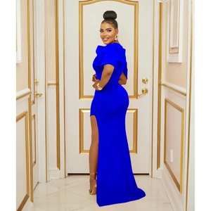 Détail d'une robe de soirée bleu roi avec fente haute et coupe longue jusqu'au sol