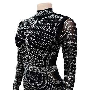 Detail von schwarzem Netzkleid mit schimmernden Silber-Strasssteinen und langen Ärmeln