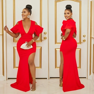 Robe longue rouge élégante à col en V et épaules dénudées avec fente haute et volants