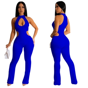 Combinaison bleue avec licou et détails ajourés à la taille pour femmes élégantes