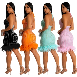 Robe de soirée moulante à paillettes et plumes en noir orange vert et rose