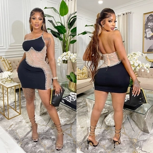 Mini robe noire élégante en mesh ajouré avec strass argentés et design licou chic