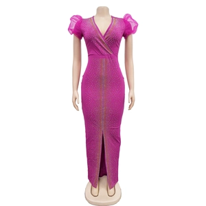 Dettaglio dell'abito magenta con scollo a V con strass e maniche a sbuffo in organza