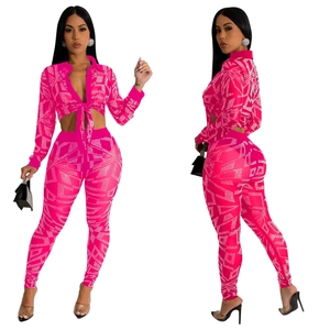 Détails du motif géométrique strassé sur l'ensemble haut court rose vif et pantalon