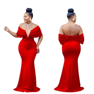 Vista frontale e posteriore dell'elegante abito da sera a sirena rosso scollato