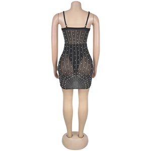 Vue arrière de la mini robe en maille noire avec strass et fines bretelles
