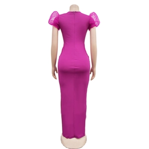 Dettaglio del retro dell'abito magenta aderente con maniche a sbuffo in mesh e zip posteriore