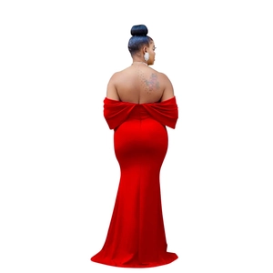 Dettaglio elegante abito da sera rosso con fiocco sulla schiena e orlo a sirena