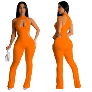 Combinaison orange vif avec découpes, col licou et bas évasé, vues de face et de dos